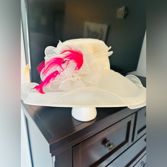 Monsoon Accessories - Elegant Darby or Oaks Hat with Pink Feather Accents